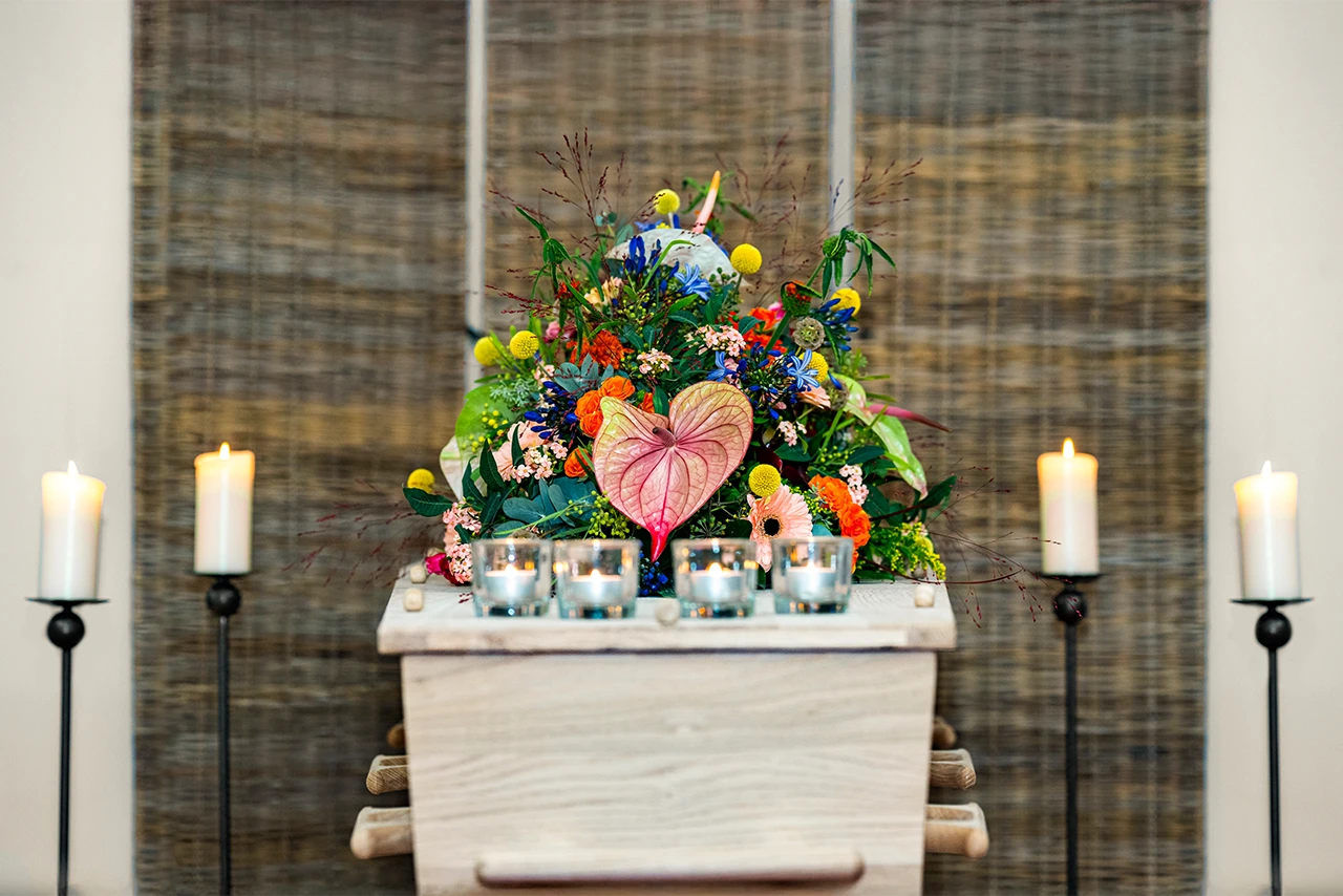Grafkist met bloemen