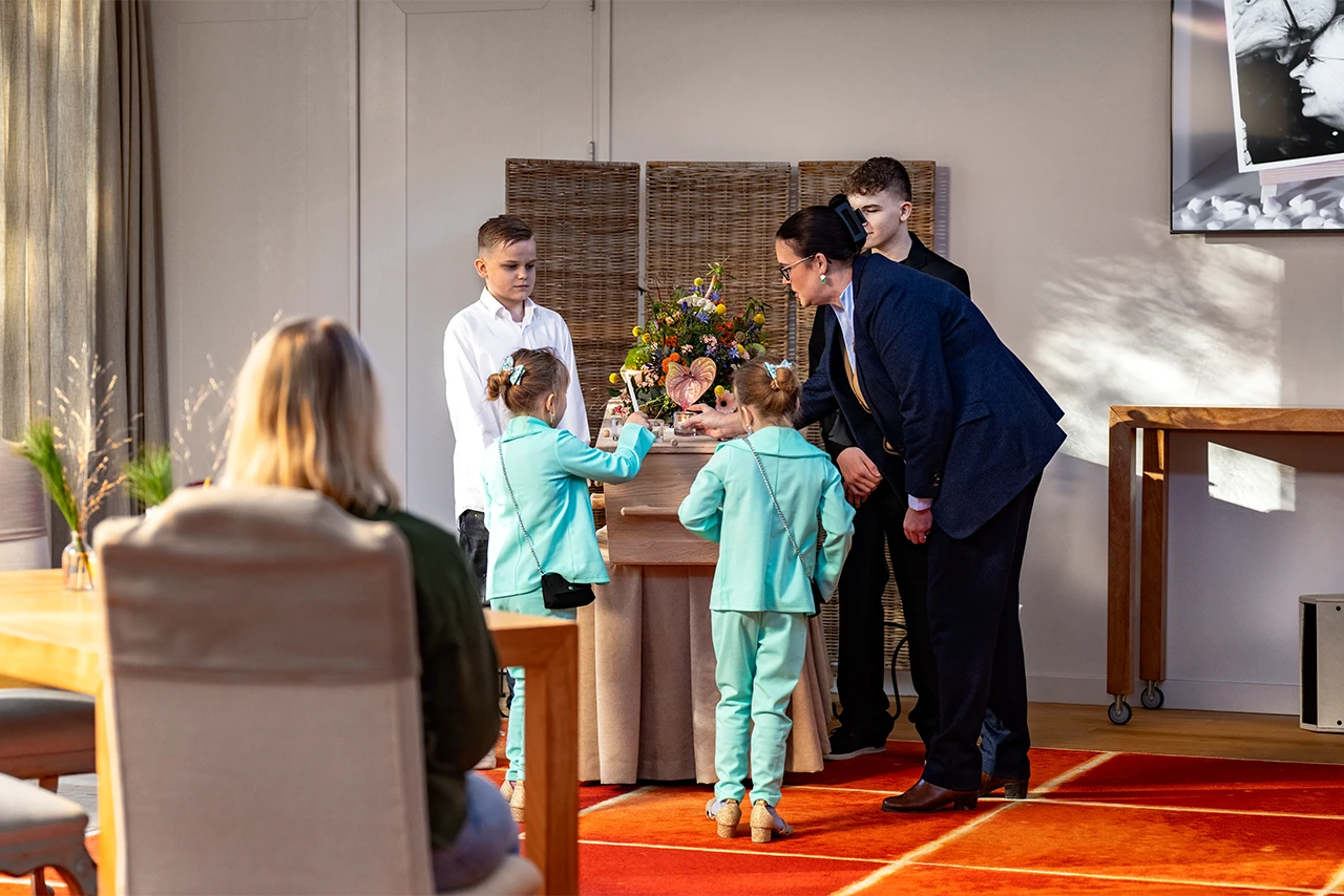Uitvaart kaarsje neerzetten