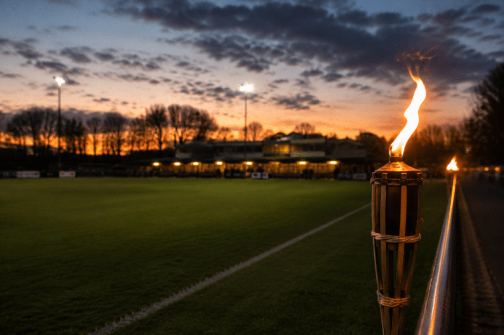 Afscheidsfakkels op voetbalveld